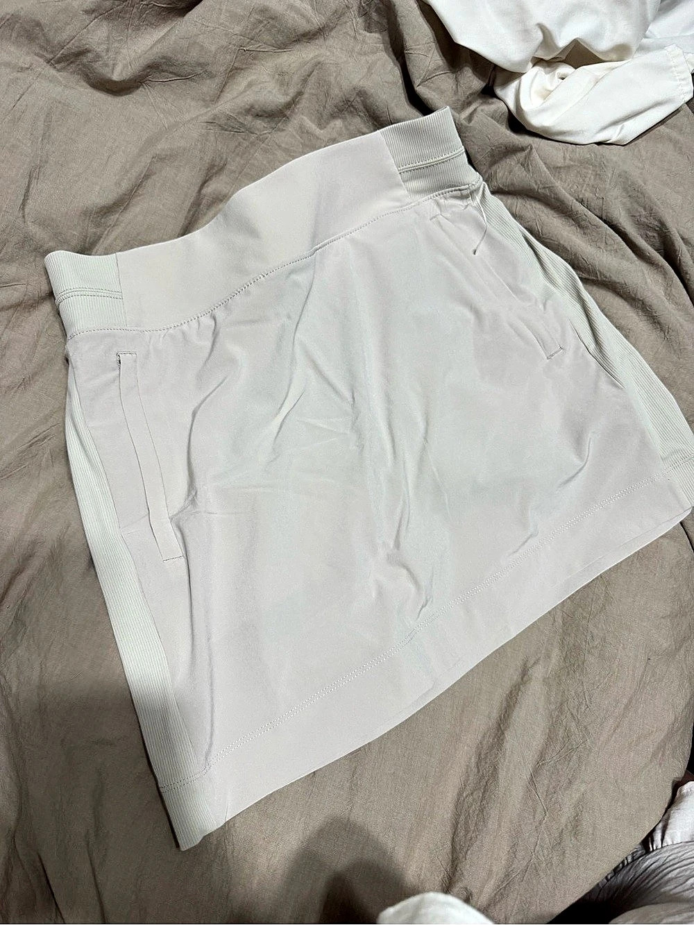 Athleta Athletic Skort in Cream Size 6/small Like New